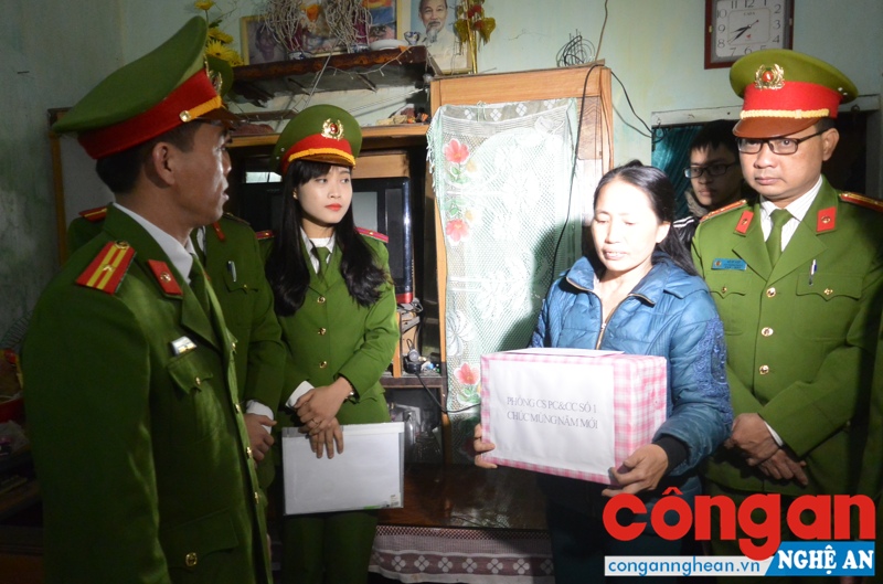Đoàn đến thăm hỏi, tặng quà cho gia đình chị Nguyễn Thị Thanh Huyền có con trai bị ung thư máu không có tiền chữa trị