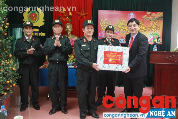Tặng quà cho lãnh đạo tập thể cán bộ, chiến sĩ Phòng Cảnh sát cơ động Công an tỉnh Nghệ An