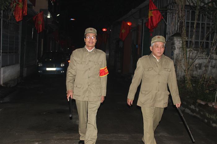 Lực lượng bảo vệ dân phố khối 8 phường Hà Huy Tập tuần tra xử lý các hành vi đốt pháo và đảm bảo trật tự trong đem đón giao thừa 2017