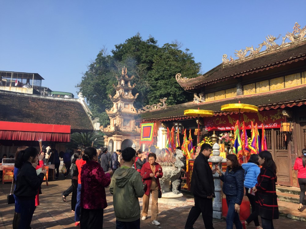 Người dân đi lễ chùa, đền ngày đầu năm