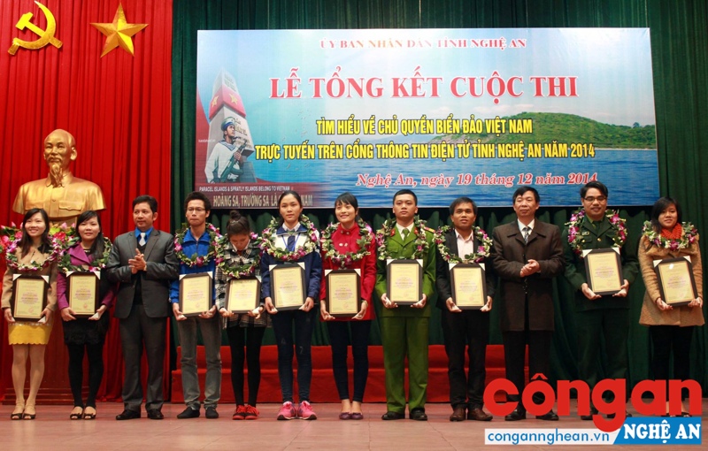 Đồng chí Mong Văn Tình (thứ 4 từ phải sang) nhận giải thưởng Cuộc thi tìm hiểu về chủ quyền biển đảo Việt Nam