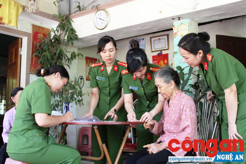 Tổ công tác thuộc Phòng Cảnh sát QLHC về TTXH đến tận nhà làm CMND cho thân nhân liệt sỹ tại xã Nghi Phú, TP Vinh