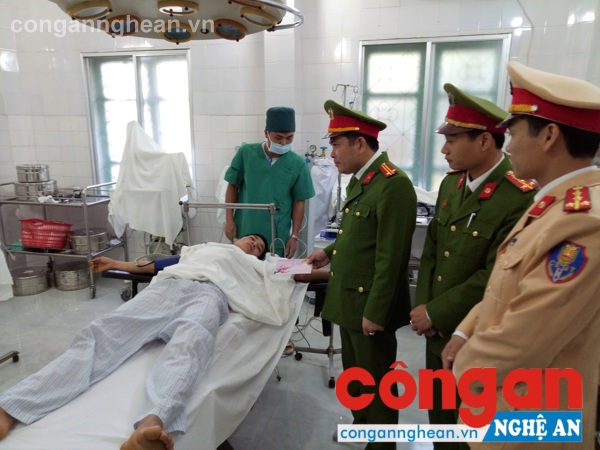 Đồng chí Trung tá Vi Văn Giang- Trưởng CA huyện Quế Phong thăm hỏi, trao quà cho bệnh nhân đang điều trị tại BVHNĐK huyện