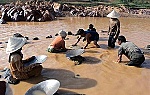 Người đàn bà một thời làm 'nô lệ tình dục' trên bãi vàng