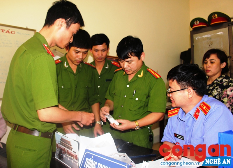 Lực lượng Cảnh sát ĐTTP về TTXH Công an huyện Hưng Nguyên kiểm tra vật chứng vụ mua bán trái phép chất ma túy trên địa bàn