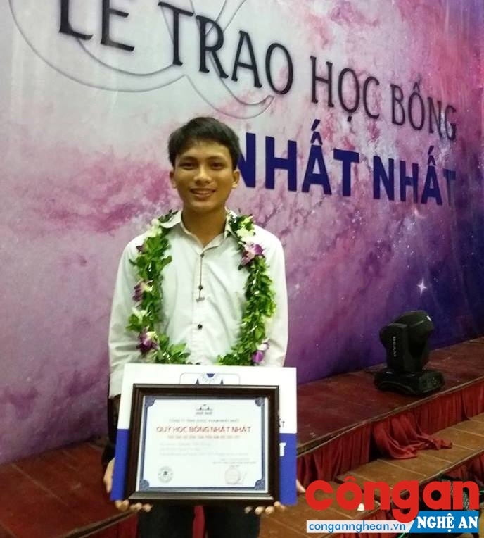 Em Nguyễn Tiến Dũng tại lễ trao học bổng của Trường Đại học Y Hà Nội