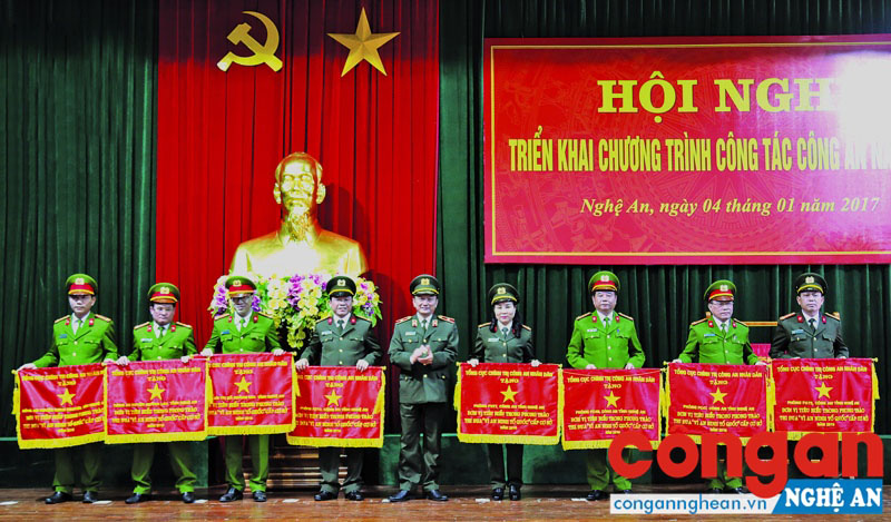 Trung tá Nguyễn Bình Hà, Trưởng Công an TX Hoàng Mai (thứ 3 từ trái sang) nhận Cờ đơn vị tiêu biểu trong phong trào thi đua “Vì ANTQ” cấp cơ sở của Tổng cục Chính trị CAND