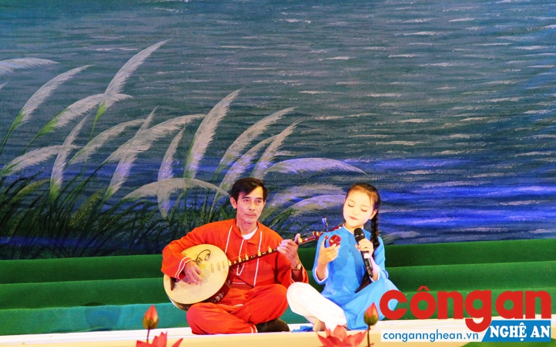 Em Hà Thị Quỳnh Như biểu diễn tiết mục “Cõi bờ trong tiếng mẹ ru” tại Liên hoan  dân ca ví, giặm Nghệ Tĩnh năm 2016