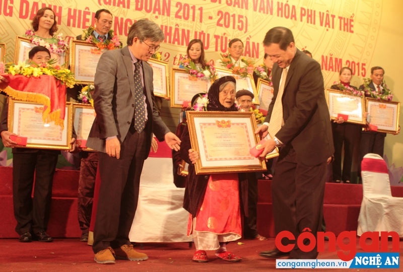 Cụ Trần Thị Như được Chủ tịch nước tặng danh hiệu “Nghệ nhân ưu tú” năm 2015