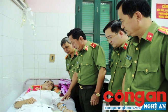 Đồng chí Thiếu tướng Nguyễn Quang Chữ, Phó Tổng cục trưởng Tổng cục Chính trị Bộ Công an thăm, tặng quà Trung úy Lê Văn Tuấn tại Bệnh viện Việt Đức, Hà Nội