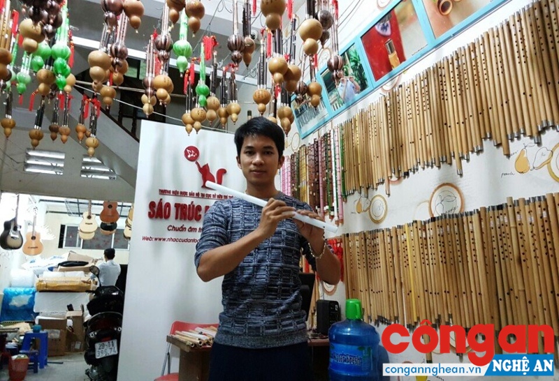 Ông chủ trẻ Nguyễn Văn Mão bên cạnh những cây sáo trúc thương hiệu Mão Mèo