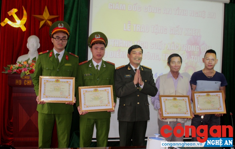Đồng chí Đại tá Lê Khắc Thuyết, Phó Giám đốc Công an tỉnh trao Giấy khen cho 4 đồng chí dũng cảm tham gia bắt đối tượng cướp tài sản