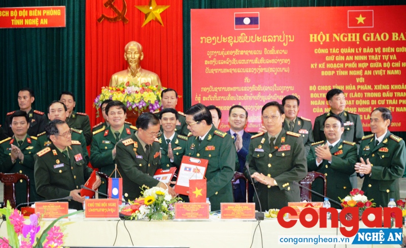 Đại tá Đinh Ngọc Văn, Chỉ huy trưởng BĐBP Nghệ An trao biên bản thống nhất kế hoạch phối hợp hoạt động với đại diện Bộ chỉ huy quân sự 3 tỉnh Xiêng Khoảng, Hủa Phăn và Bôlykhămxay của nước bạn Lào