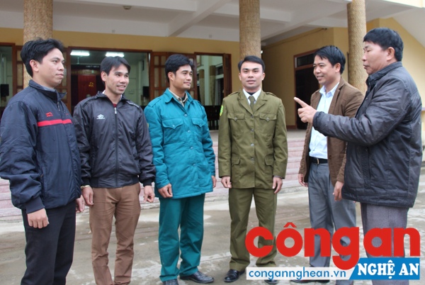  Lãnh đạo xã Bình Chuẩn, huyện Con Cuông trao đổi công tác đảm bảo ANTT với lực lượng Công an, Dân quân tự vệ