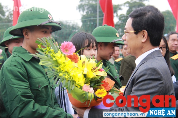Lãnh đạo tỉnh tặng hoa chúc mừng các tân binh lên đường nhập ngũ
