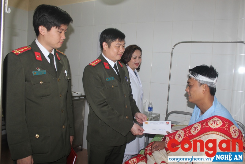 Đại diện Đoàn thanh niên Công an tỉnh thăm hỏi, động viên Thượng úy Phạm Văn Hội, đang điều trị tại bệnh viện.