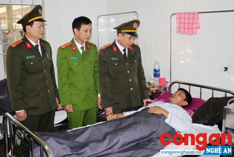 Phòng Xây dựng phong trào toàn dân BVANTQ và Công an huyện Nam Đàn thăm hỏi đồng chí Hoàng Thế Tình tại Bệnh viện 115