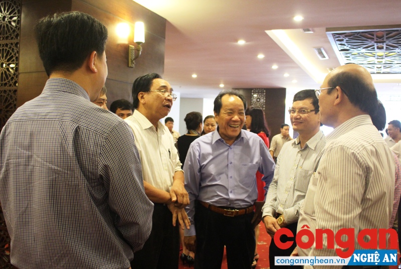 Các đại biểu trao đổi về tiềm lực đầu tư tại Nghệ An