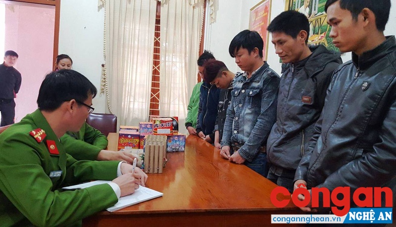 Các đối tượng tàng trữ, mua bán pháo trái phép bị Công an huyện Đô Lương bắt giữ