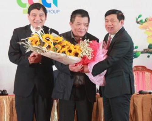 Lãnh đạo tỉnh Nghệ An tặng hoa cho ông Trần Bắc Hà - Tổng giám đốc BIDV về những đóng góp cho tỉnh Nghệ An trong những năm qua.
