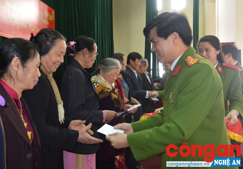 Đồng chí Thượng tá Nguyễn Đức Hải, Phó Giám đốc Công an tỉnh tặng quà mừng thọ cho các cụ nhân dịp đầu xuân.