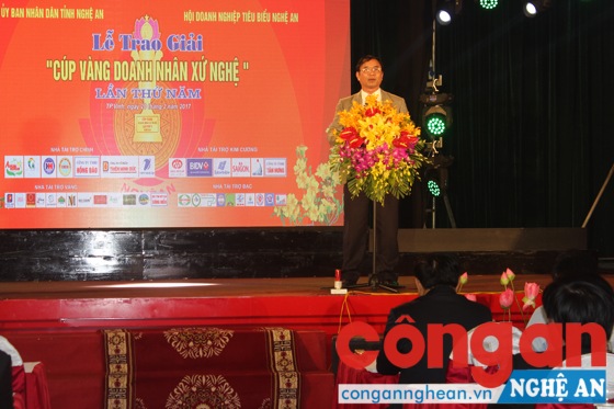 Ông Phan Nhân Đồng, Chuyên viên thi đua – khen thưởng tỉnh công bố quyết định khen thưởng của Chủ tịch UBND tỉnh cho các cá nhân, tập thể