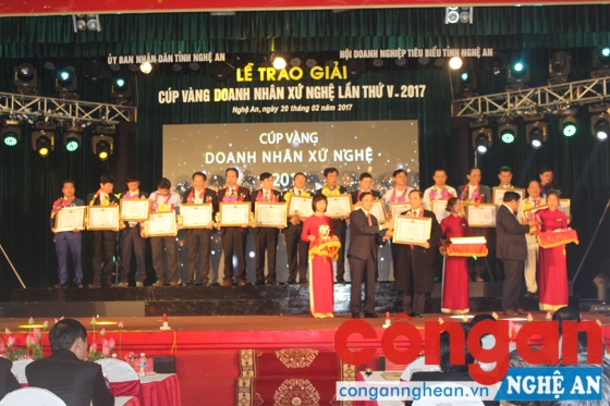 Chủ tịch UBND tỉnh Nguyễn Xuân Đường và Phó Chủ tịch UBND tỉnh Lê Ngọc Hoa trao Cúp và Bằng khen cho các doanh nhân