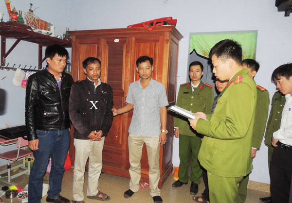 Cơ quan Công an đọc lệnh khám xét nhà ở đối tượng Nguyễn Ngọc Thanh (X).