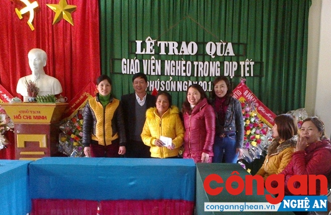 Chị Hiền (ngoài cùng bên trái) trao quà Tết cho giáo viên nghèo