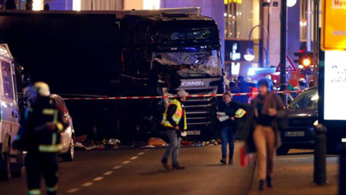 Hiện trường vụ xe tải lao vào một khu chợ Giáng sinh ở thủ đô Berlin khiến 50 người thương vong ngày 19/12/2-16. (Ảnh: Reuters).