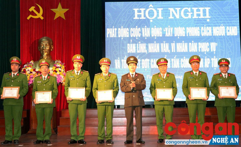 Đồng chí Đại tá Lê Văn Sao, Giám đốc Công an tỉnh Hà Tĩnh trao thưởng cho các tập thể, cá nhân có thành tích xuất sắc trong đợt cao điểm