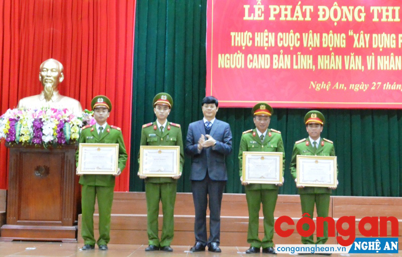 Đồng chí Lê Xuân Đại, Phó Chủ tịch thường trực UBND tỉnh tặng Bằng khen cho các tập thể, cá nhân có thành tích xuất sắc