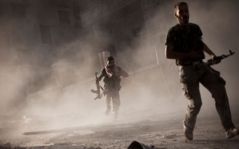 Binh sĩ phe đối lập Syria chiến đấu chống lại quân Chính phủ. Ảnh: Reuters
