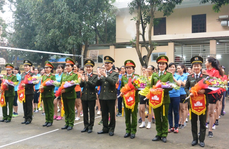 Đồng chí Đại tá Lê Khắc Thuyết tặng hoa chúc mừng các đội tuyển tham dự giải thi đấu