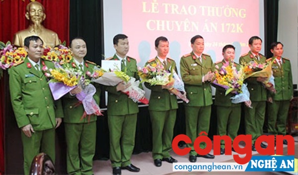 Đồng chí Đại tá Nguyễn Mạnh Hùng, Phó Giám đốc Công an tỉnh khen thưởng Ban chuyên án