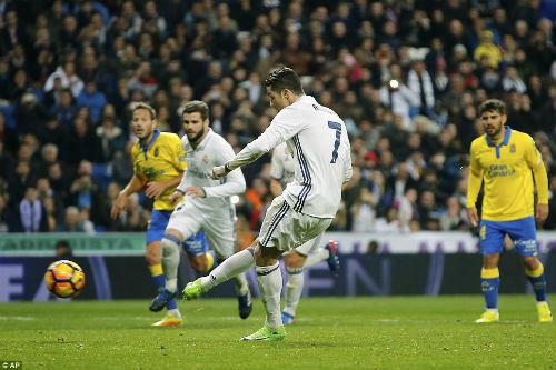Ronaldo giúp Real thoát hiểm ngay tại Bernabeu với cú đúp vào cuối trận