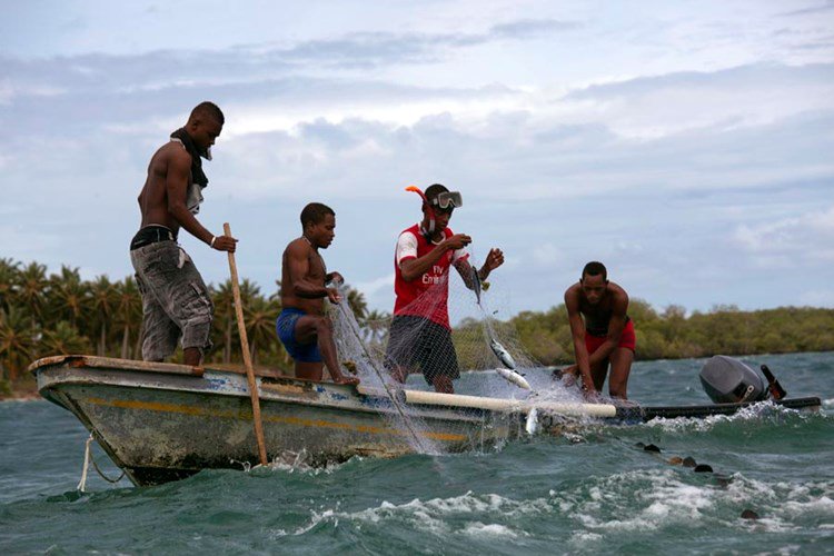 Đa số người dân trên đảo Santa Cruz del Islote làm việc ở những nơi khác để kiếm sống như đánh cá hay có công việc ở những resort gần đó.