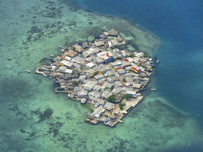 Santa Cruz del Islote - hòn đảo đông dân nhất thế giới nằm trên biển Caribbean, khu vực ngoài khơi Colombia. Với dân số 1.200 người sinh sống trên diện tích 0,12 km2 khiến mật độ dân số ở hòn đảo này cao gấp 4 lần quận tài chính Manhattan, New York, Mỹ.