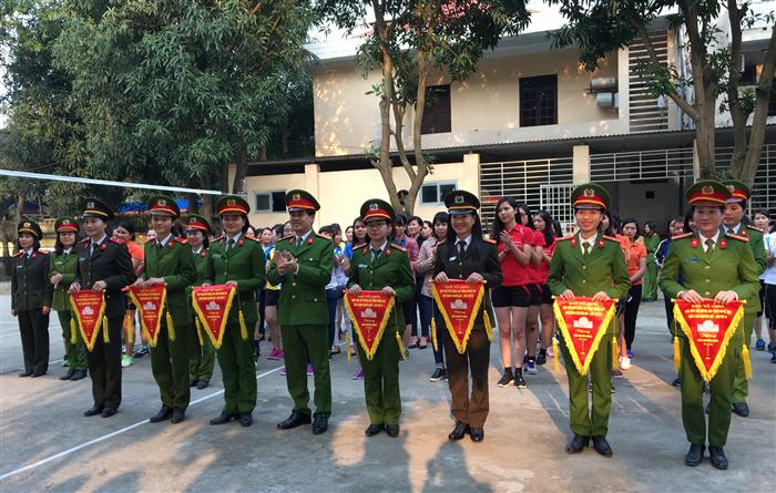 Đồng chí Thượng tá Nguyễn Đức Hải, Phó giám đốc Công an tỉnh trao cờ lưu niệm cho các đội thi đấu