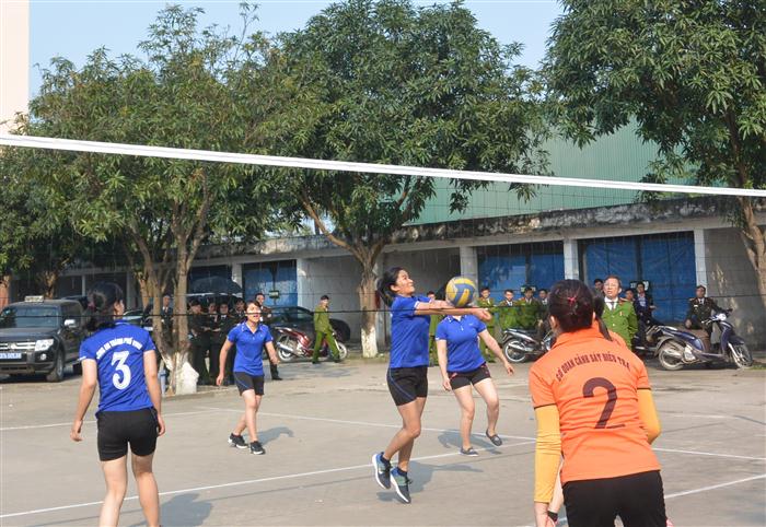  Trận đấu giành tấm vé vào trận chung kết giữa CA thành phố Vinh và Cơ quan CSĐT