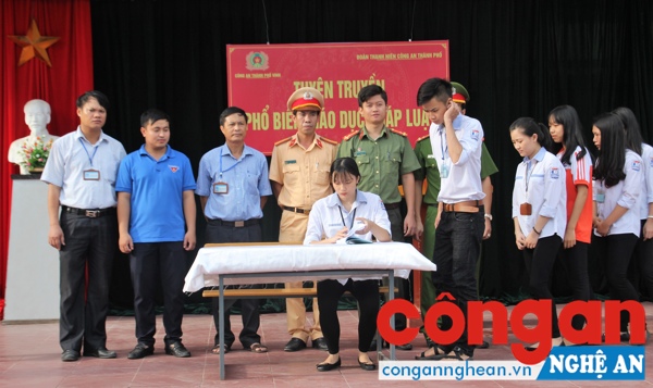 Tuổi trẻ trường học và lực lượng Công an tổ chức ký cam kết thực hiện an toàn giao thông