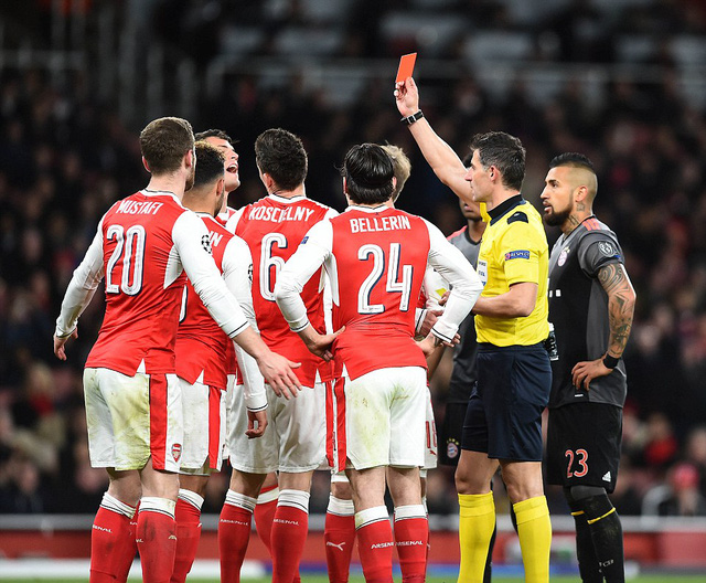 Tấm thẻ đỏ của Koscielny ở đầu hiệp 2 đã khiến Arsenal sụp đổ