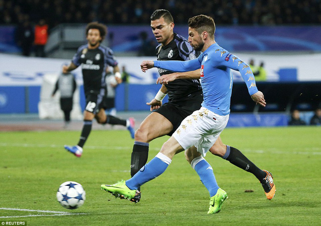 Mertens thắp lên hy vọng cho Napoli với bàn mở tỷ số ở phút 24