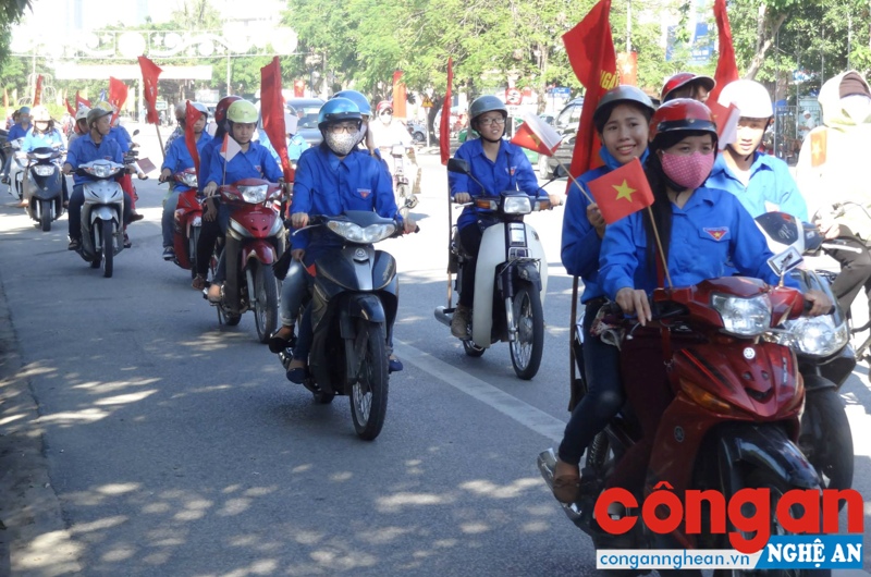 Đoàn viên, thanh niên huyện Con Cuông diễu hành tuyên truyền phòng, chống ma túy trên địa bàn