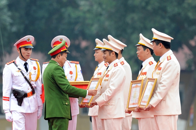 Thứ trưởng Lê Quý Vương trao Bằng khen của Thủ tướng Chính phủ tặng các cá nhân