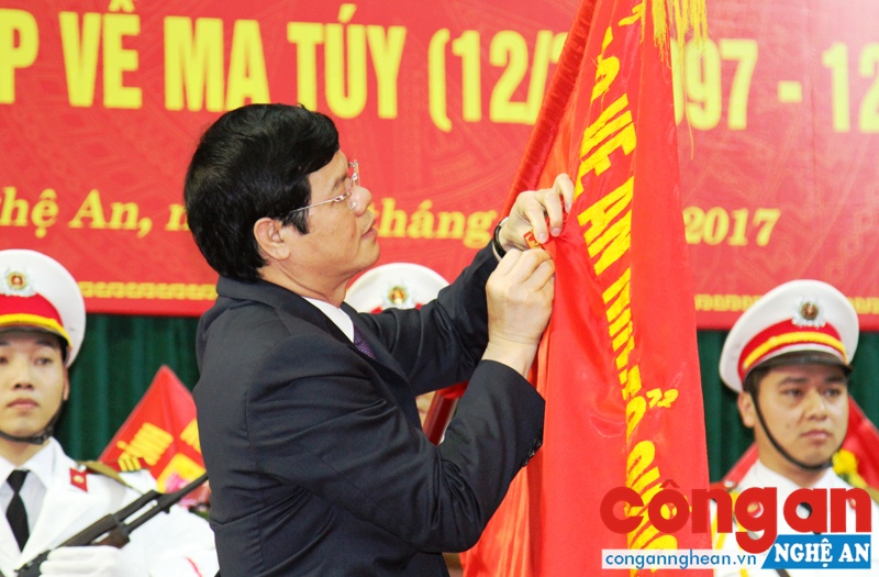 Thừa ủy quyền Chủ tịch nước, đồng chí Lê Xuân Đại gắn Huân chương chiến công hạng Ba cho phòng Cảnh sát ĐTTTP về ma túy