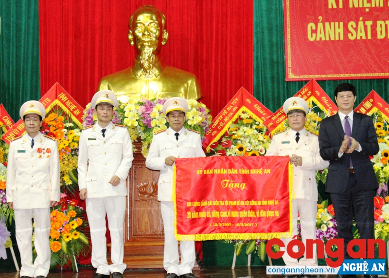 Lãnh đạo phòng PC47 nhận bức trướng của UBND tỉnh Nghệ An