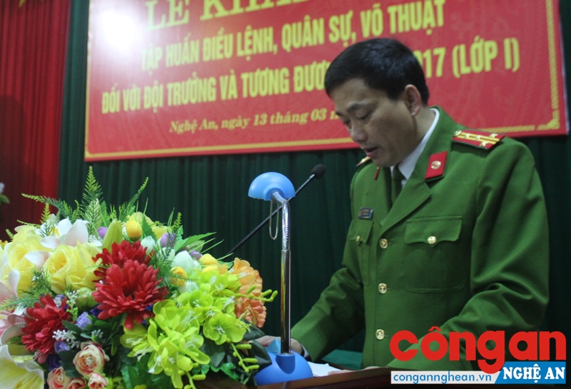 Đồng chí Đại tá Nguyễn Mạnh Hùng, Phó Giám đốc Công an tỉnh phát biểu chỉ đạo lớp tập huấn