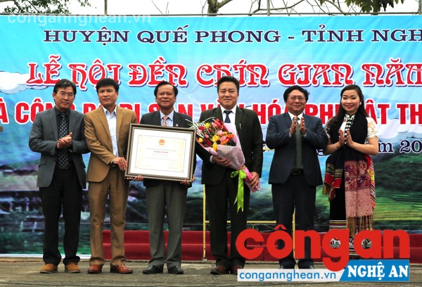 ại diện Cục Di sản văn hóa (Bộ VH, TT&DL) và Sở Văn hóa- Thể thao trao chứng nhận tại lễ hội đền Chín gian cho lãnh đạo huyện Quế Phong