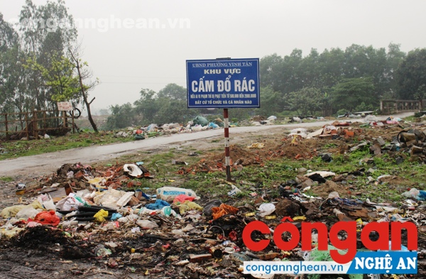 Dù đã có biển báo cấm đổ rác nhưng người dân vẫn vô ý thức vứt rác không đúng nơi quy định